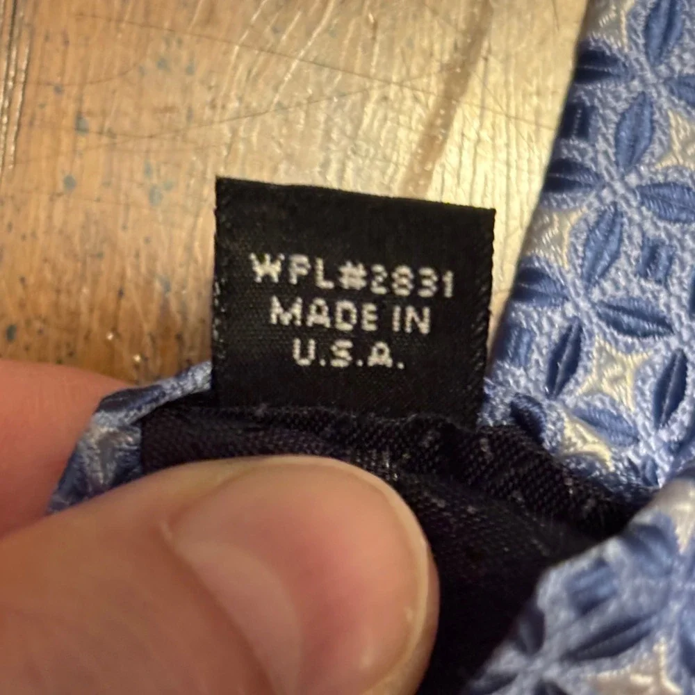 Jones New York Mens Blue White Geometric‎ Medallion 100% Silk Necktie USA Made